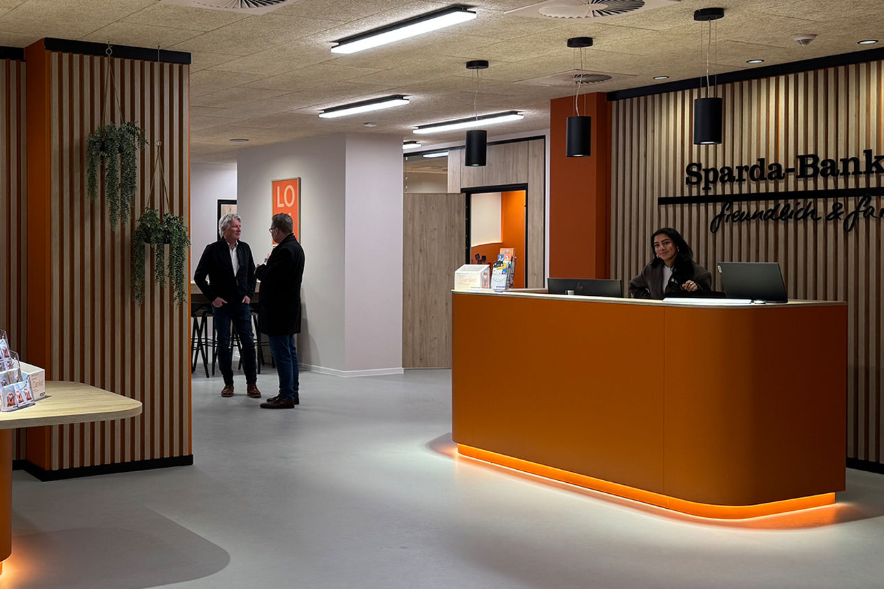 Blick in den Eingangsbereich der neuen Filiale der Sparda-Bank Hannover in Minden