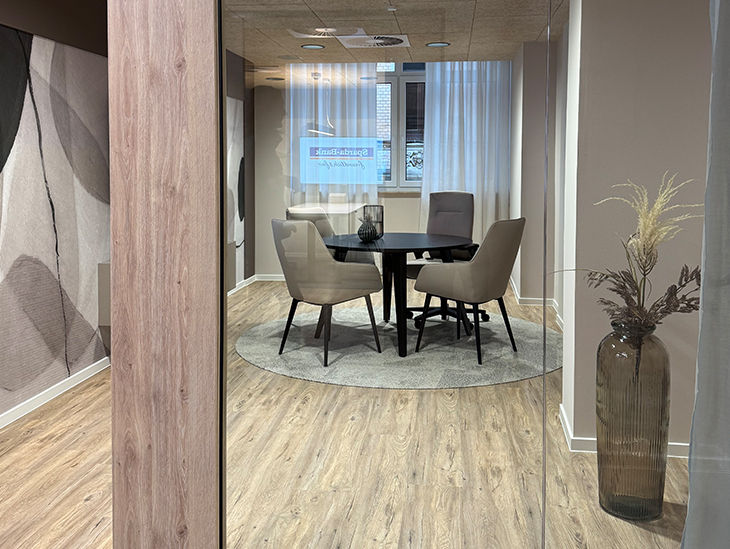 Blick in einen modernen Beratungsraum in der Sparda-Bank Hannover Filiale in Minden