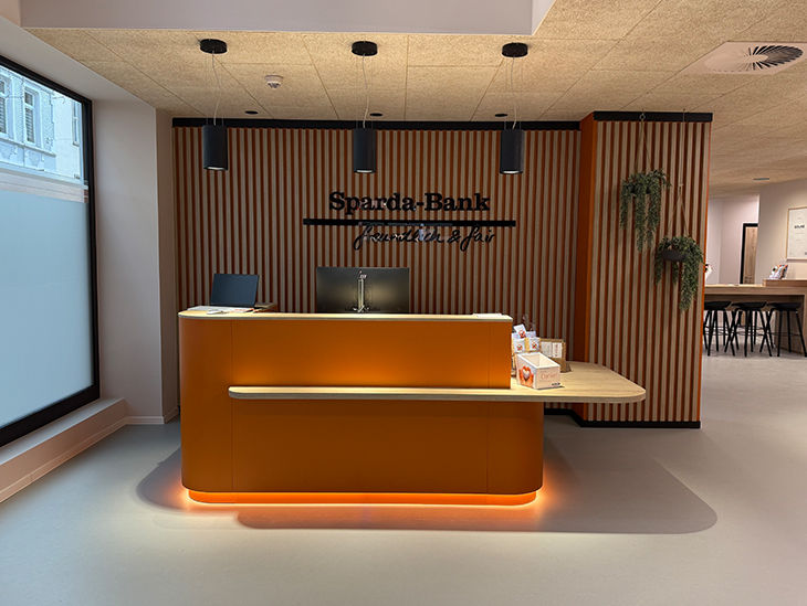 Blick auf den Empfangstresen mit abgesenkter Tischhöhe für Rollstuhlfahrer