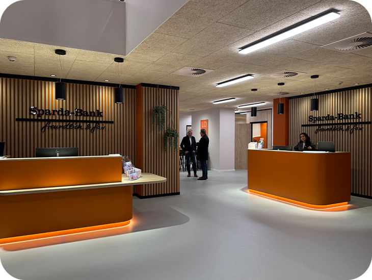 Blick in den Eingangsbereich der neuen Filiale der Sparda-Bank Hannover in Minden
