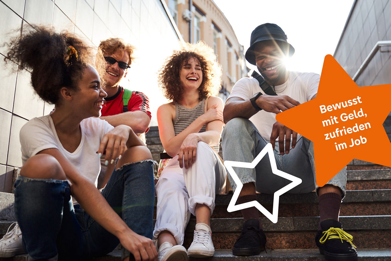 Vier Personen sitzen auf einer Treppe. Im Vordergrund ist ein Stern mit der Aufschritt "Bewusst mit Geld, zufrieden im Job".