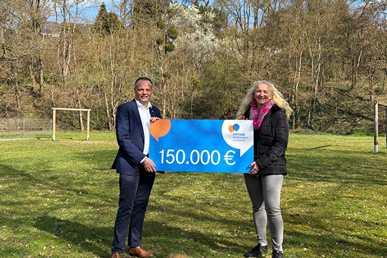 Personen stehen auf Reiterhofgelände