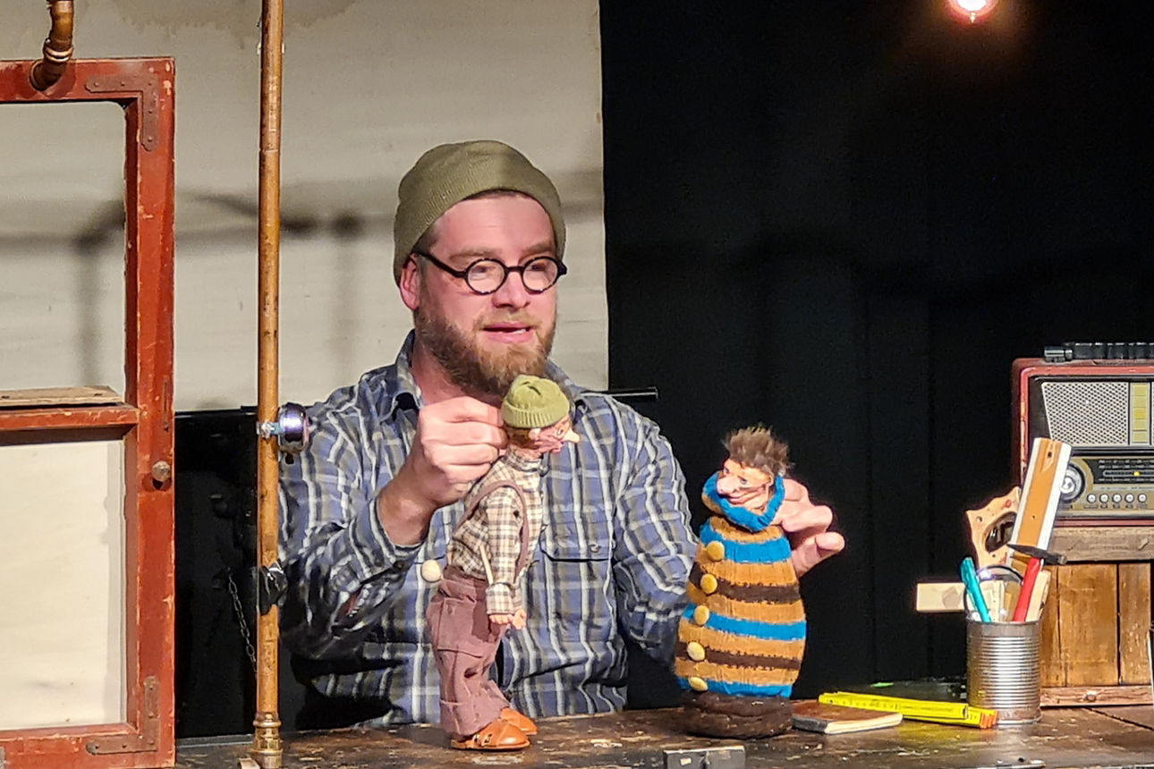 Ein Puppenspieler im Figurentheater. 