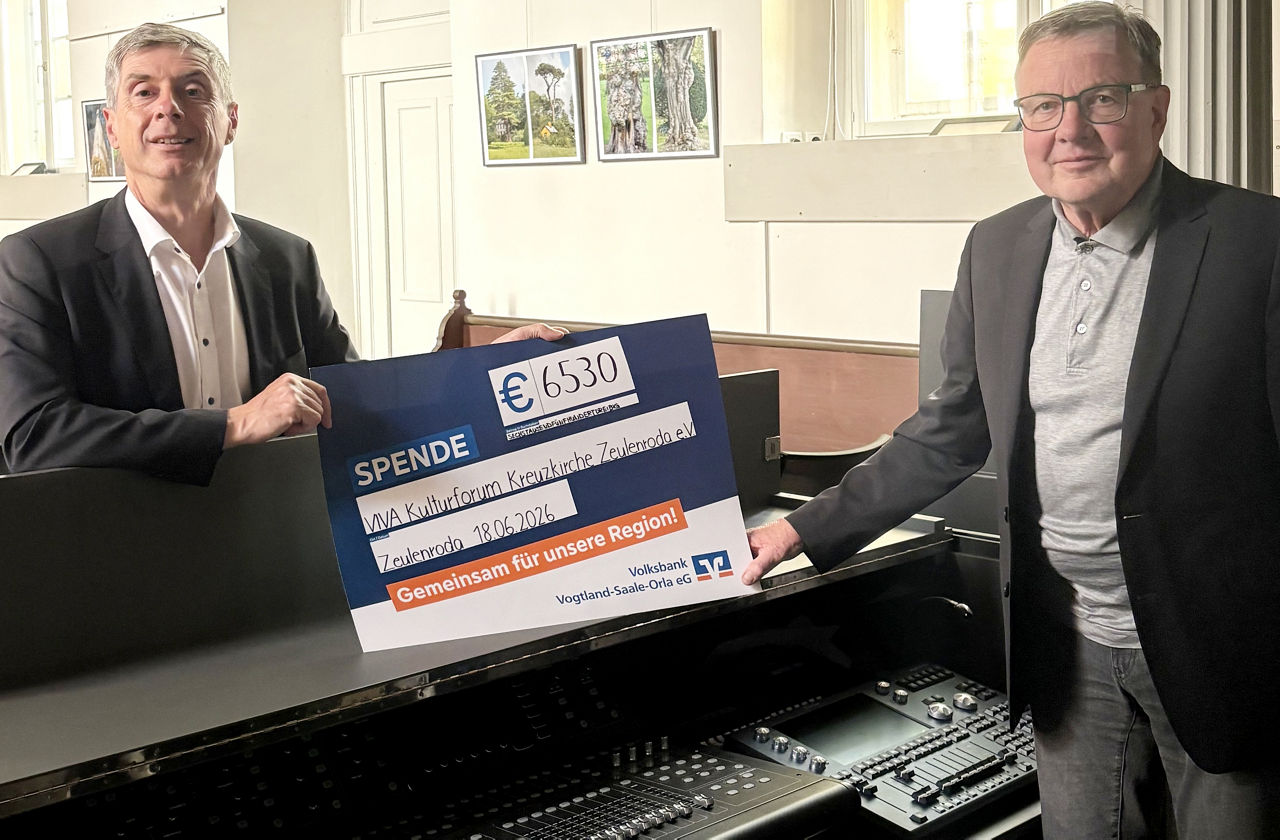 Übergabe des Präsentationsschecks in der Kreuzkirche