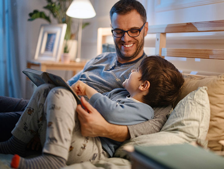 Vater liest seinem Sohn eine Gutenachtgeschichte vor