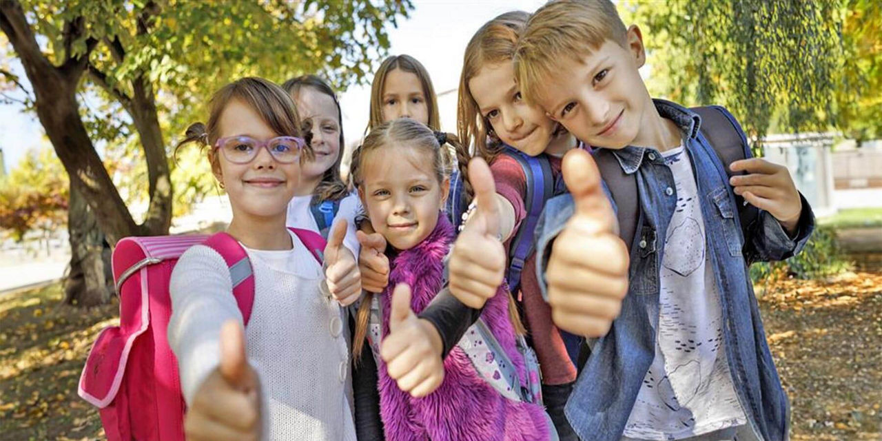 Schulkinder zeigen den Daumen hoch