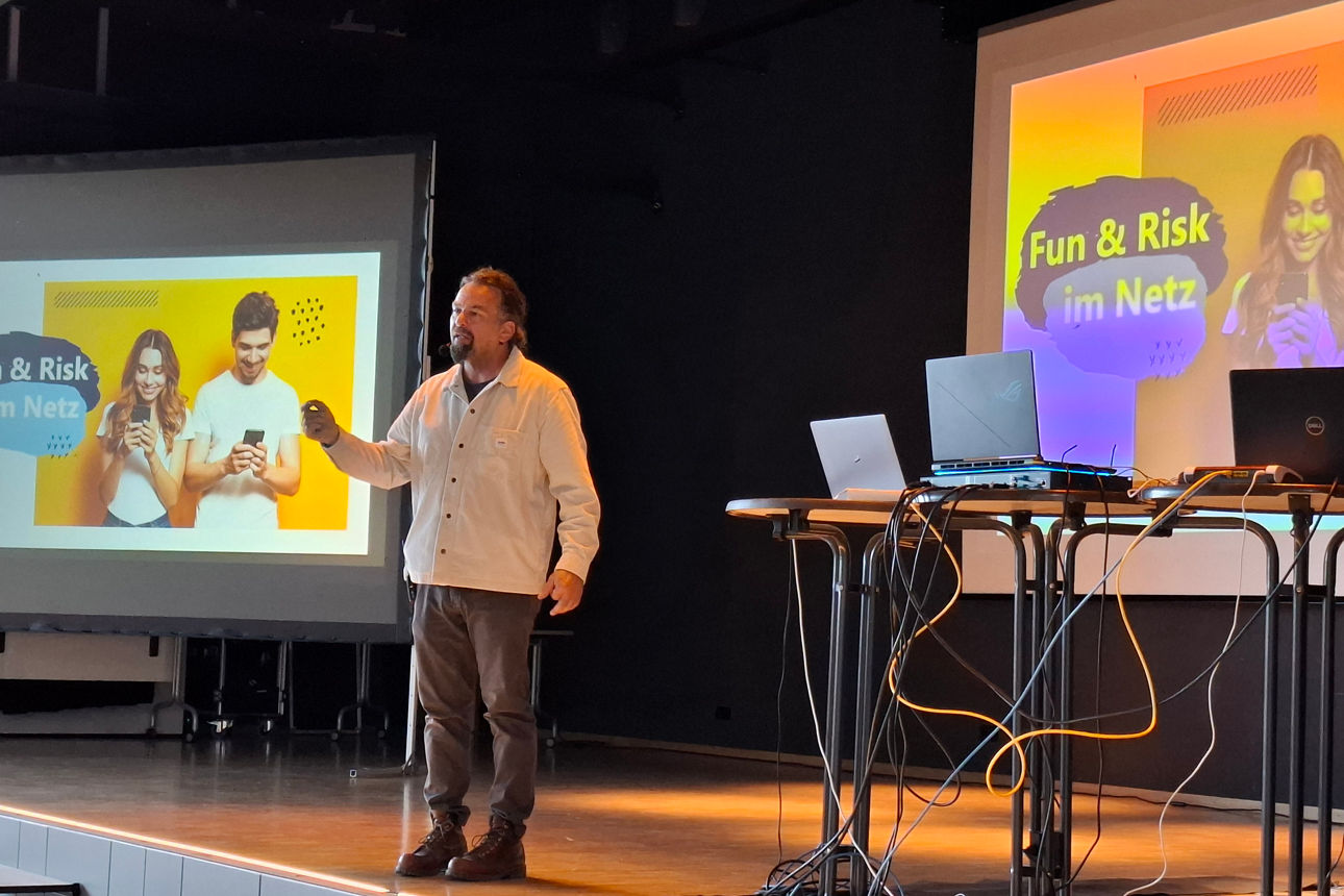 Profihacker Erwin Markowsky klärte die Schülerinnen und Schüler über „Fun & Risk im Netz“ auf. 