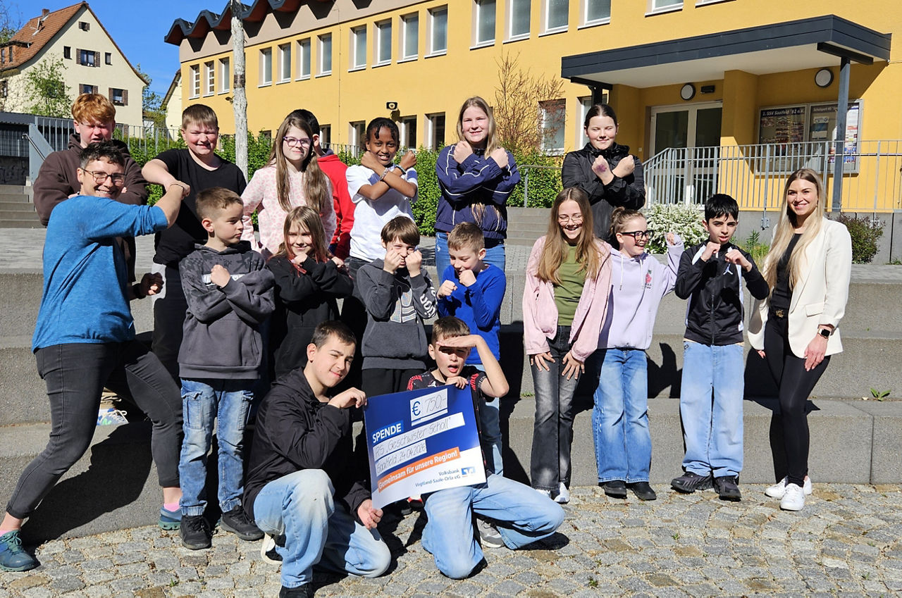 Übergabe des Präsentationsschecks an die Schulklasse