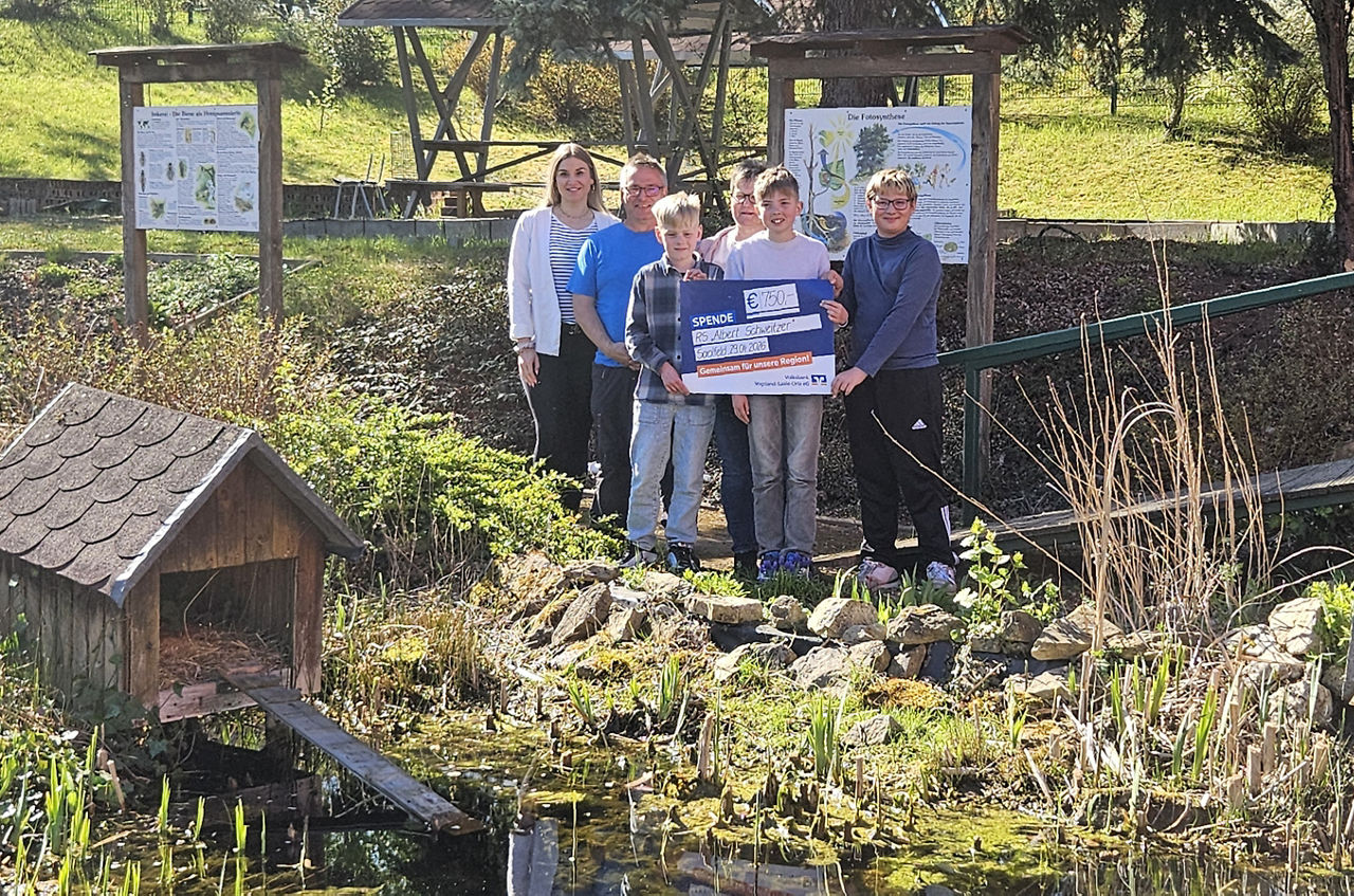 Übergabe der Präsentationsschecks an die Verantwortlichen und Kinder der Schule