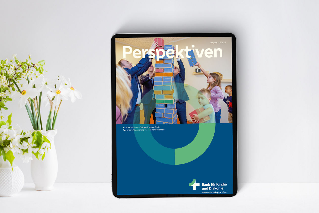 Perspektiven Ausgabe auf Tablet neben Blumen in Vase