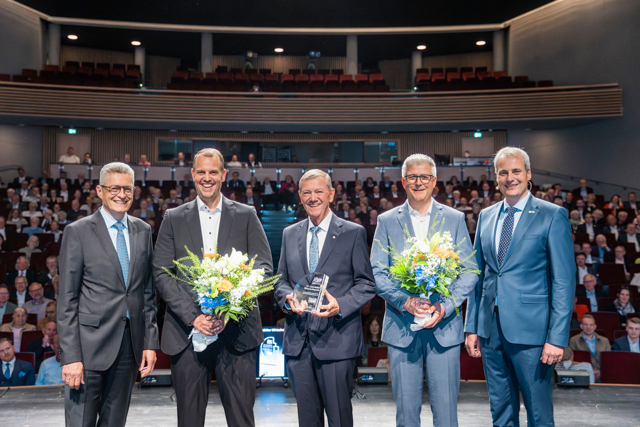 Die Preisträger des Lippstädter Wirtschaftspreises 2026, Bürgermeister der Stadt Lippstadt und Vorstandsvorsitzender Stefan Hoffmann stehen auf der Bühne des Stadttheaters in Lippstadt