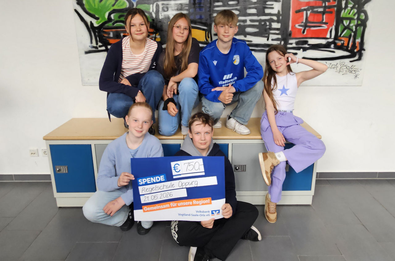 Übergabe der Präsentationsschecks an Kinder der Schule