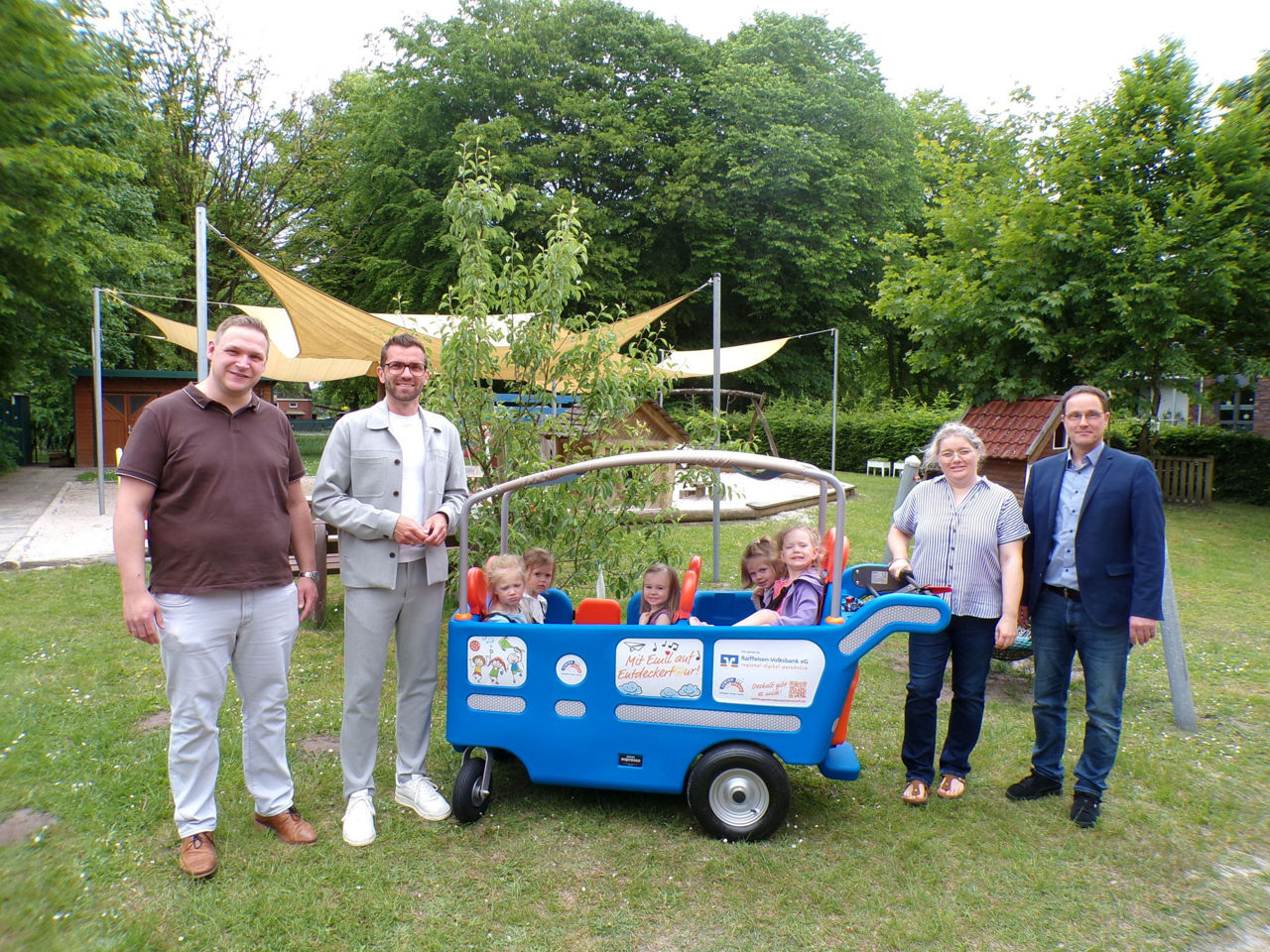 Spendenübergabe VRmobil-Kinderbus