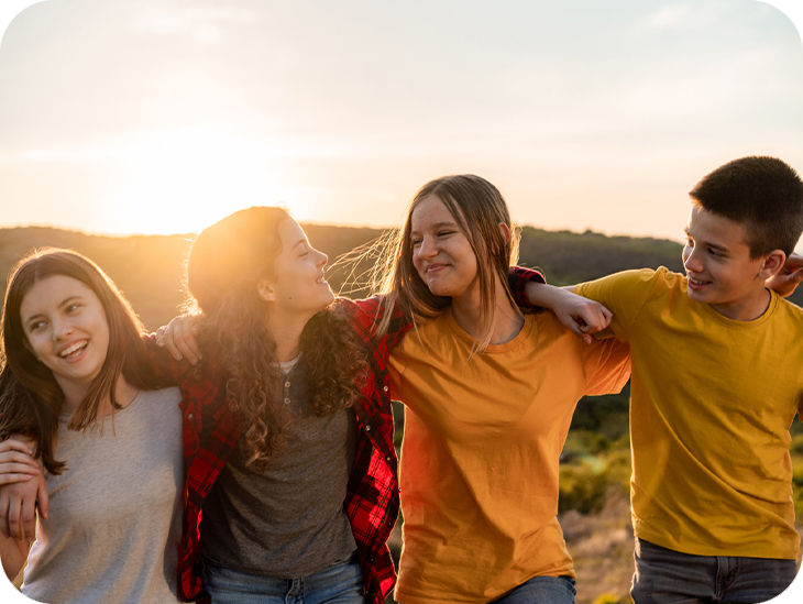 Eine Gruppe fröhlicher Jugendlicher genießt ihre Ferien in der