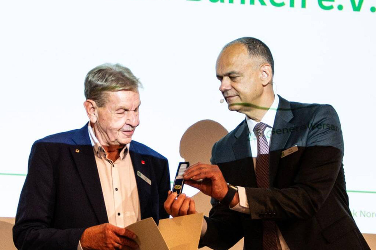 Der ehemalige Aufsichtsratsvorsitzende Jürgen Sauer der PSD Bank Nord  erhält die goldene Ehrennadel des Deutschen Genossenschafts- und Raiffeisenverbandes