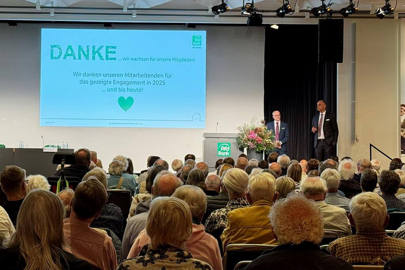 Mitglieder schauen auf die Bühne auf der Generalversammlung der PSD Bank Nord