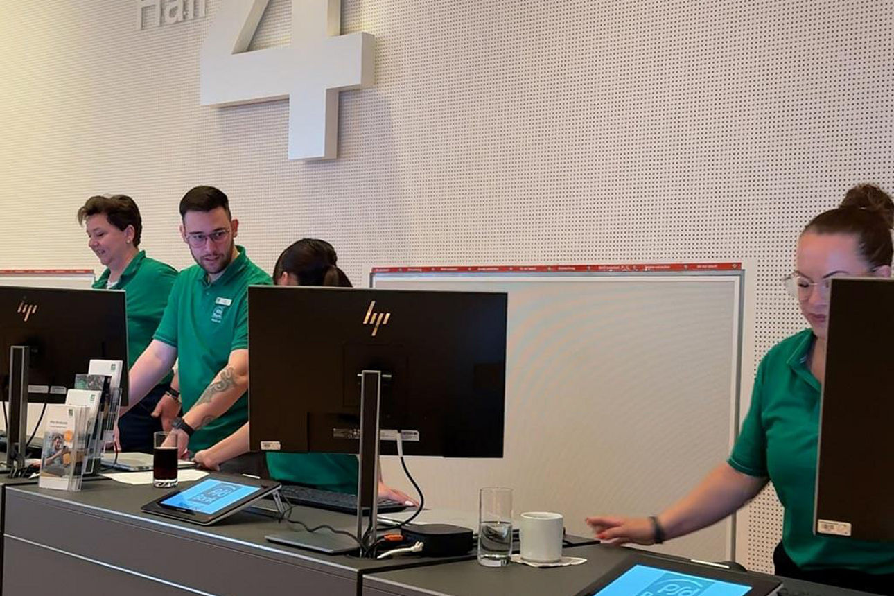 Berater der PSD Bank Nord stehen am Informationsstand auf der Generalversammlung der PSD Bank Nord