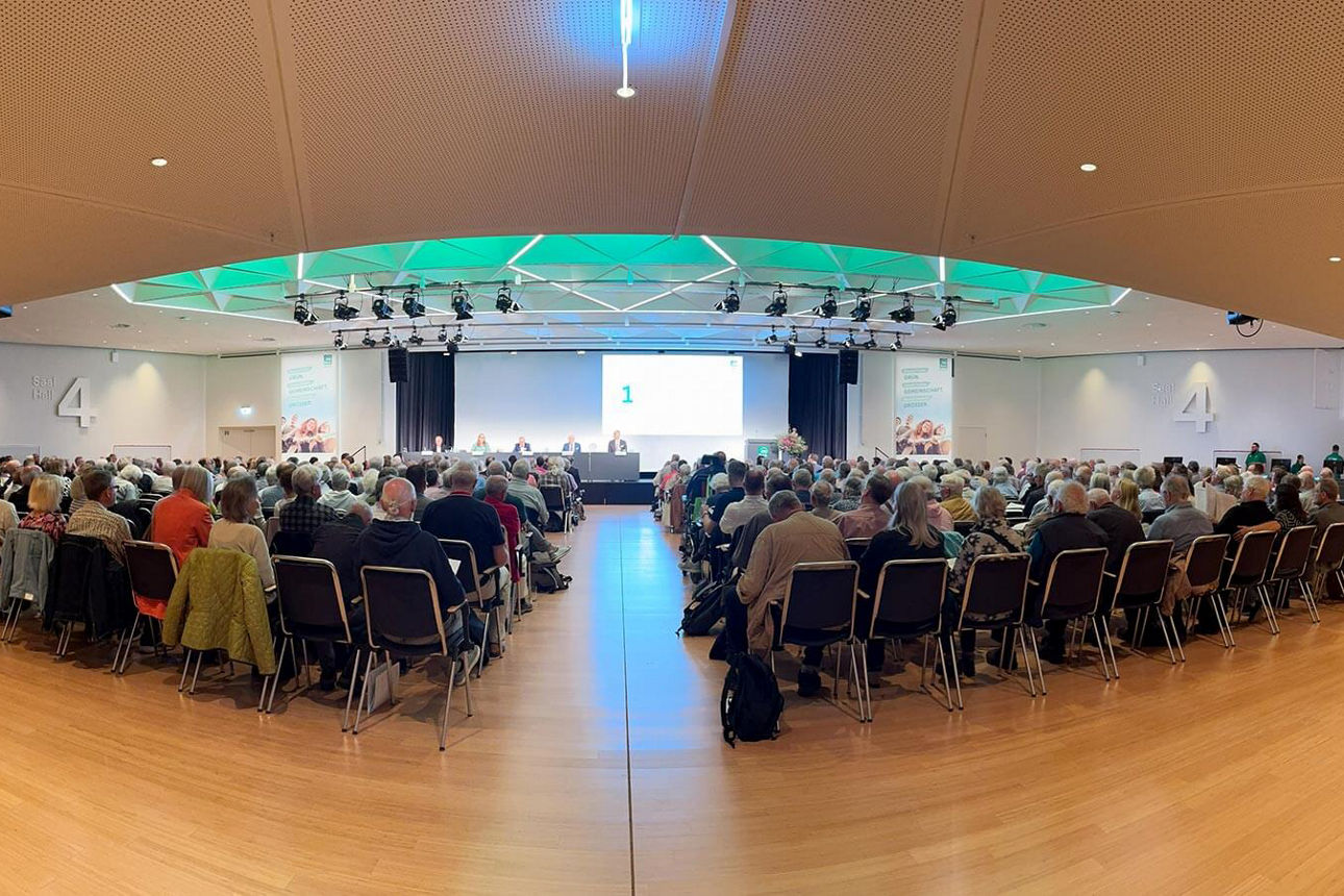 Mitglieder der Bank sitzen auf Stühlen im Saal des CCH in Hamburg