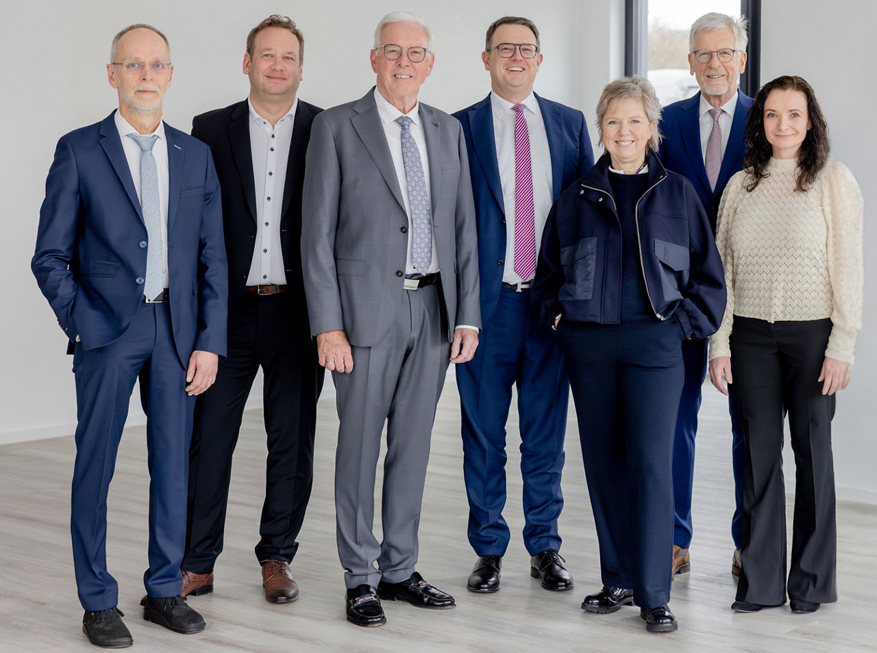 Viele Menschen gut gekleidet in einem Bürogebäude