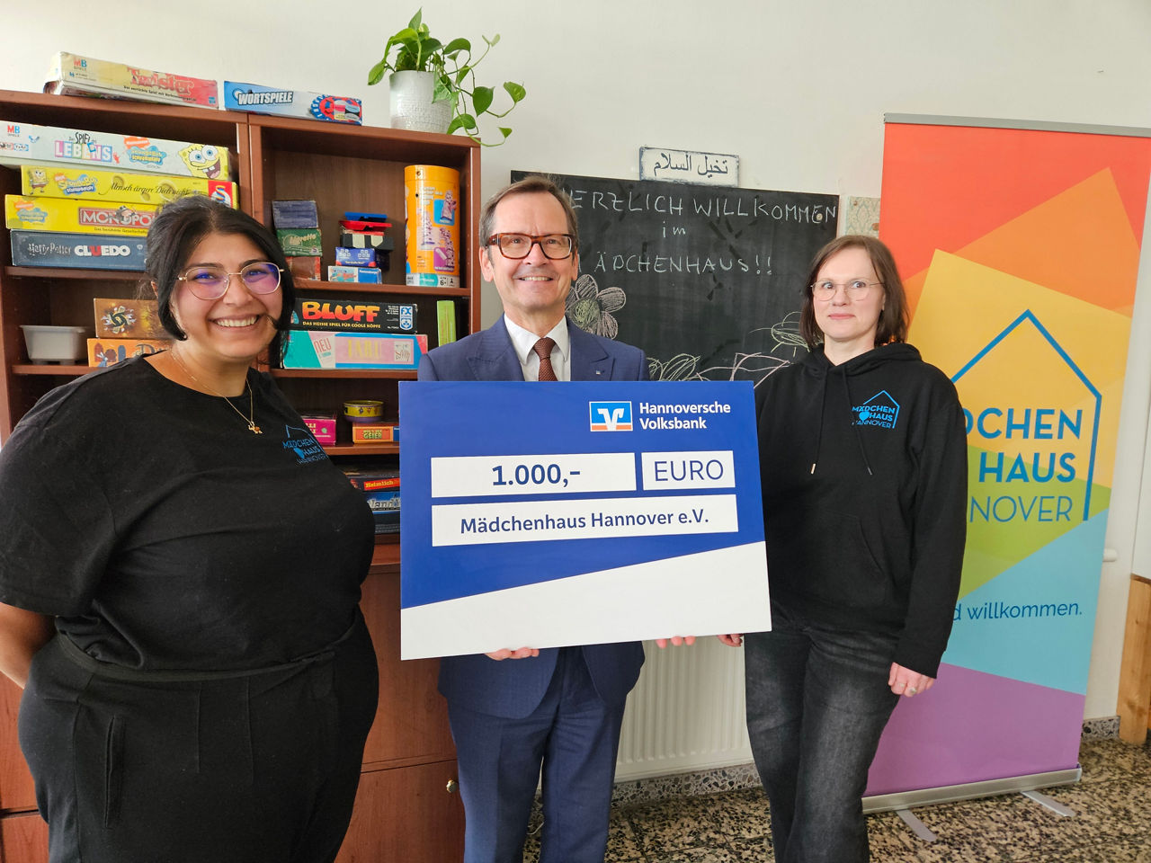 Filialdirektor der Hannoverschen Volksbank übergibt die Spende. 