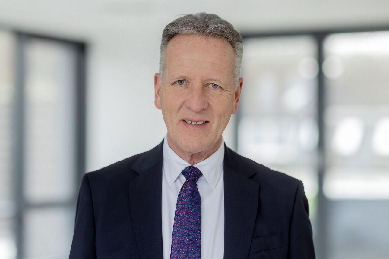ngo Stockhausen blickt in die Kamera. Der langjährige Vorstandsvorsitzende der Volksbank Oberberg spricht im Interview über seinen Abschied nach 45 Jahren im Unternehmen.