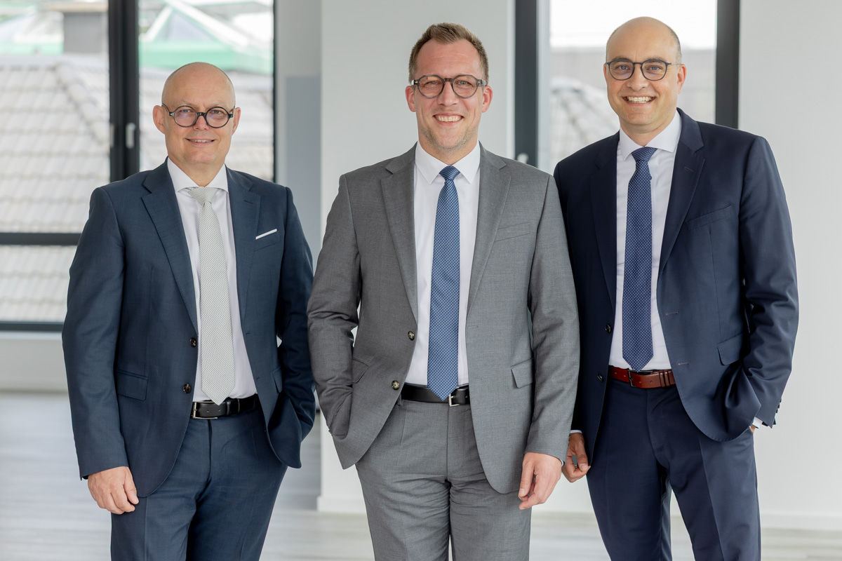 3 Herren im Anzug