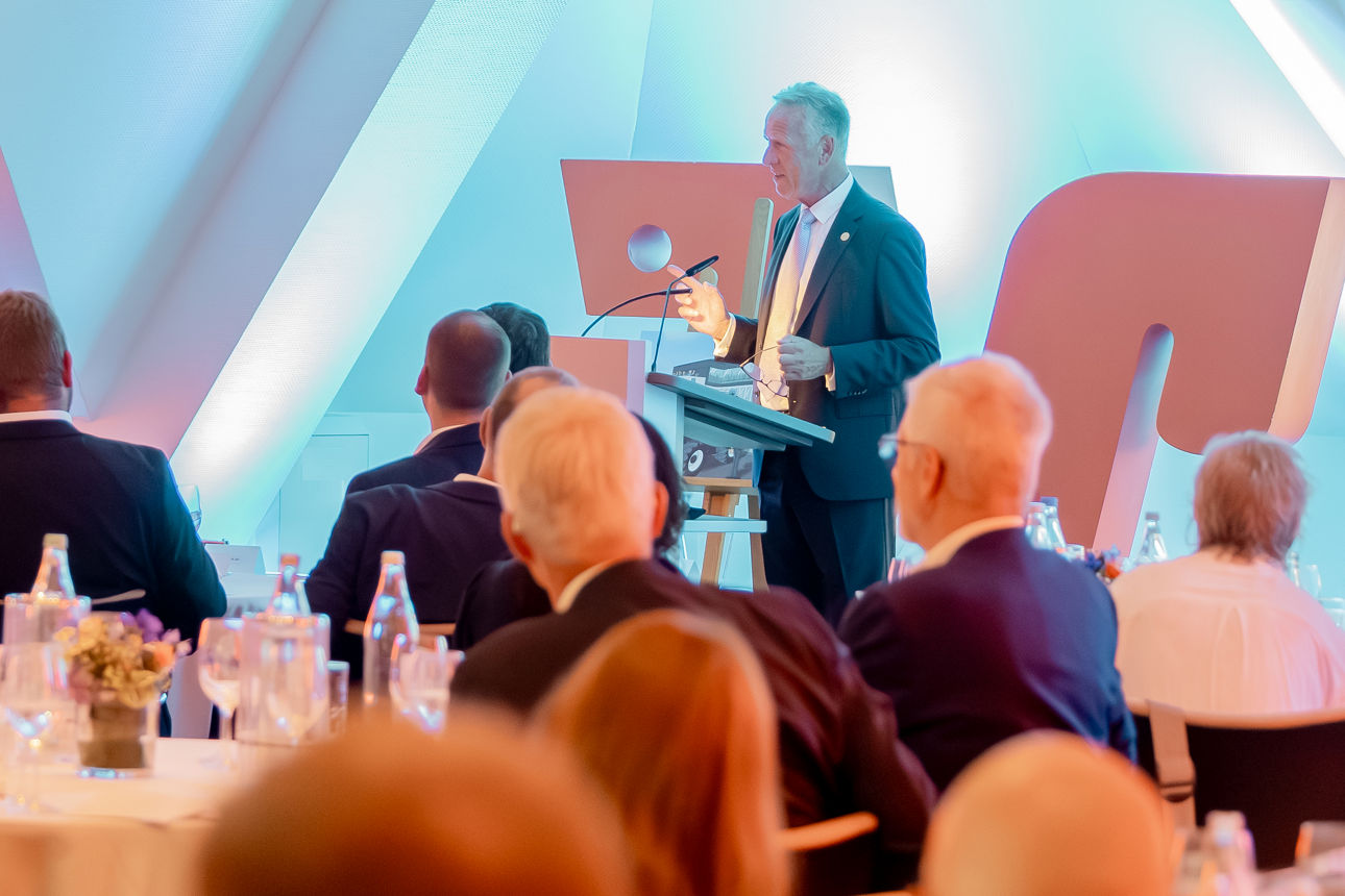 Ingo Stockhausen spricht bei seiner Verabschiedungsfeier am Rednerpult im Forum Wiehl vor den rund 120 Gästen und bedankt sich für die langjährige Zusammenarbeit.