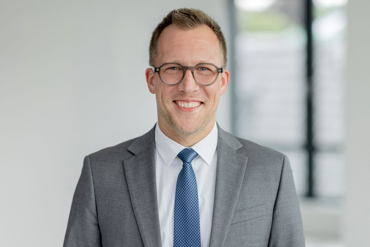 Mann in Krawatte und Anzug