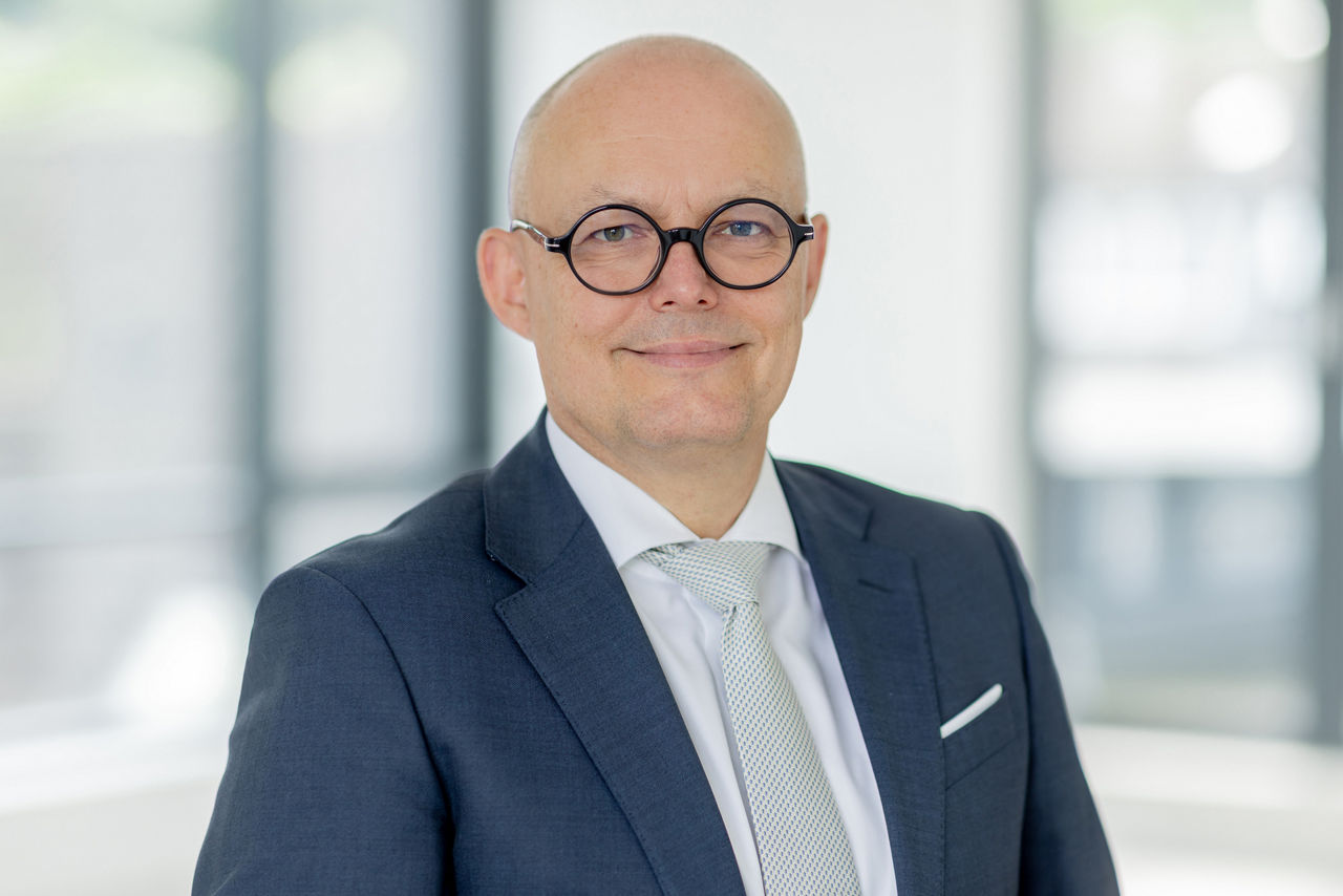 Mann in Krawatte und Anzug