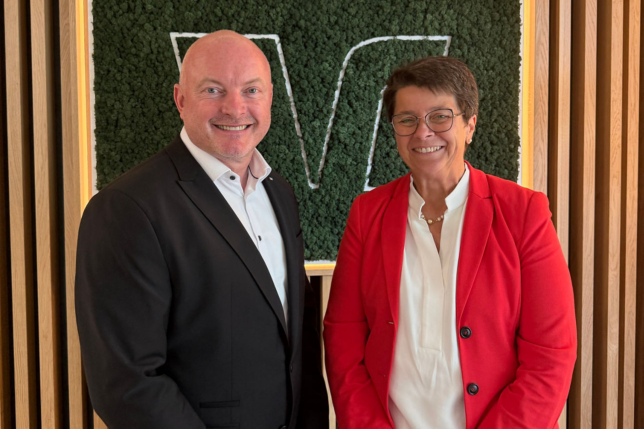 Michael Scholten, Regionaldirektor der Volksbanken im Ostvest (links) und Barbara Bohner