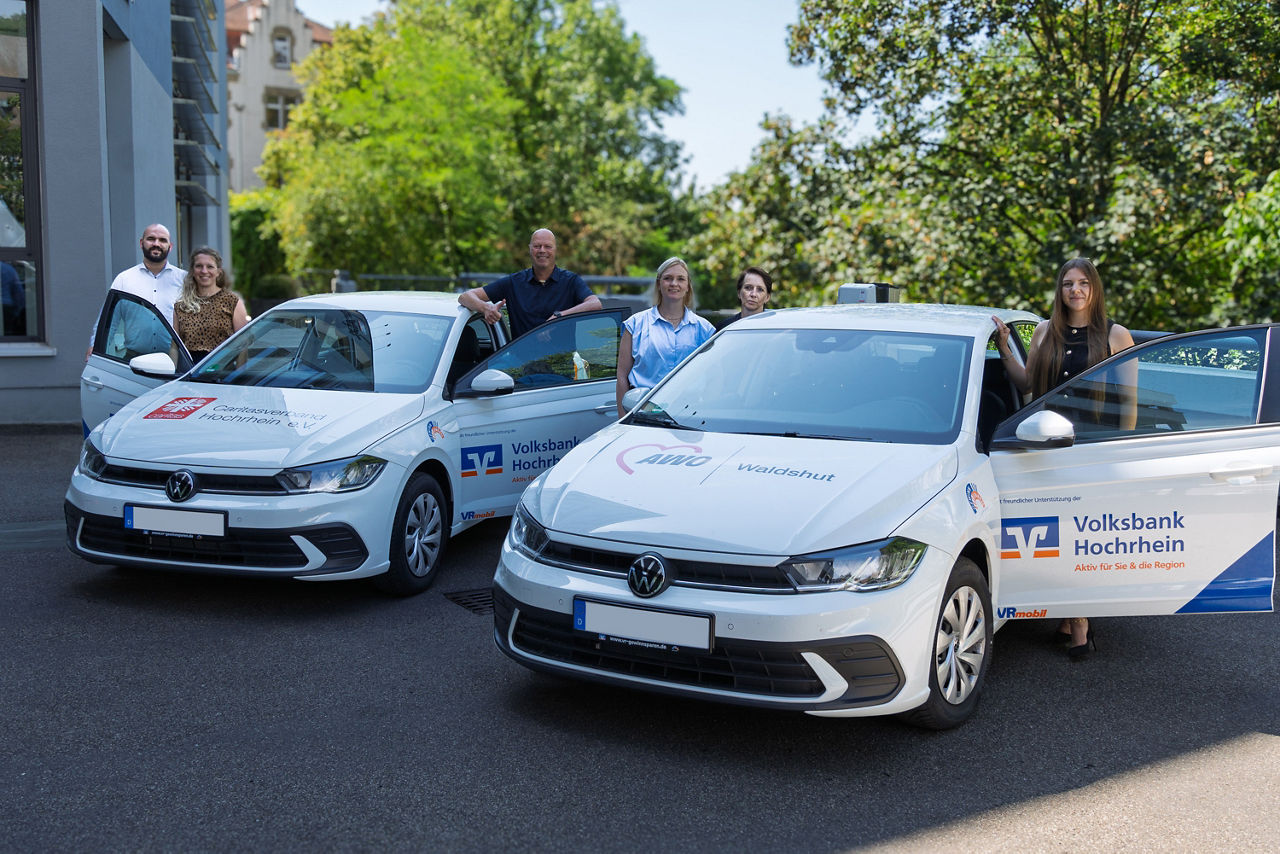 Mitarbeiter der Volksbank Hochrhein sowie Personen der Caritas und AWO stehen am VRmobil.
