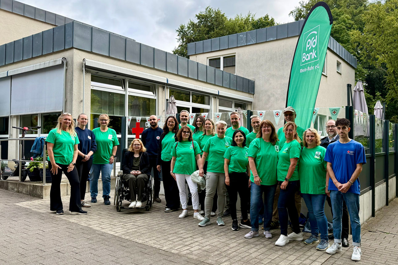 Mitarbeitende der PSD Bank im DRK-Altenzentrum Lütgendortmund
