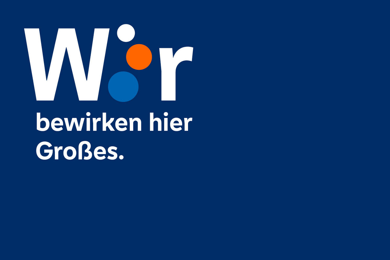 Blauer Hintergrund mit weißer und oranger Schrift 'Wir bewirken hier Großes' und kleinem Logo in der unteren rechten Ecke