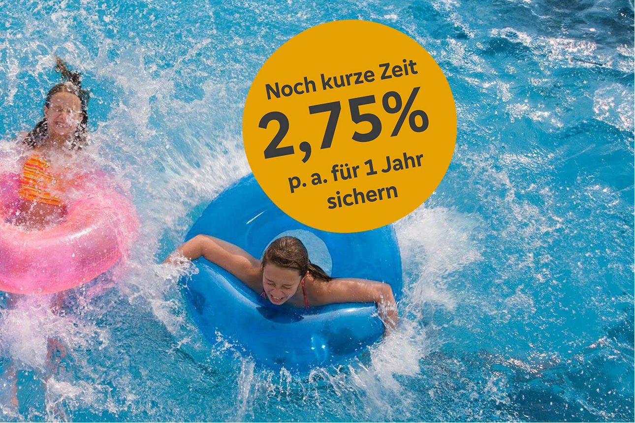 Zwei Mädchen genießen das frische Wasser im Swimmingpool in einem Schwimmring