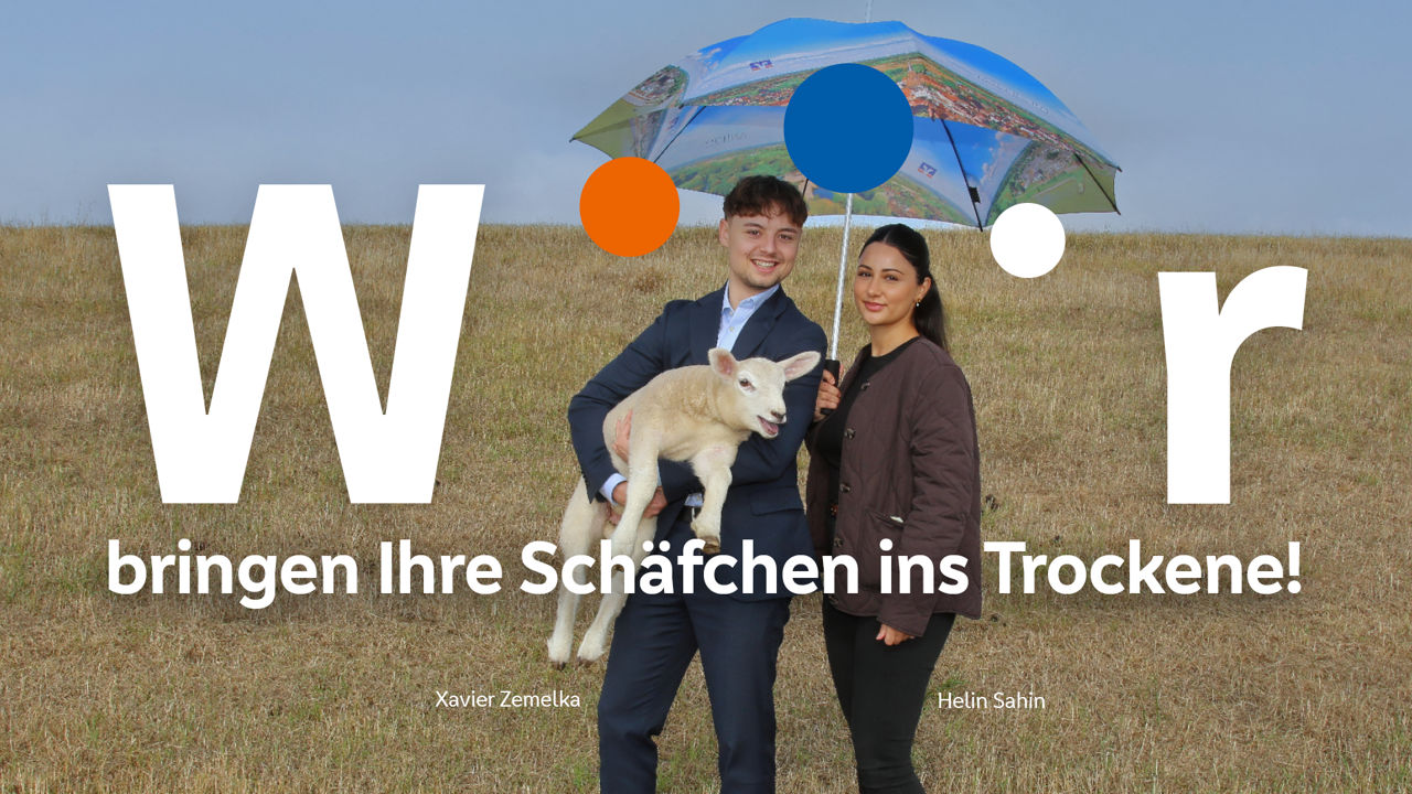 Junge Frau mit Schirm und junger Mann mit Lamm auf dem Arm