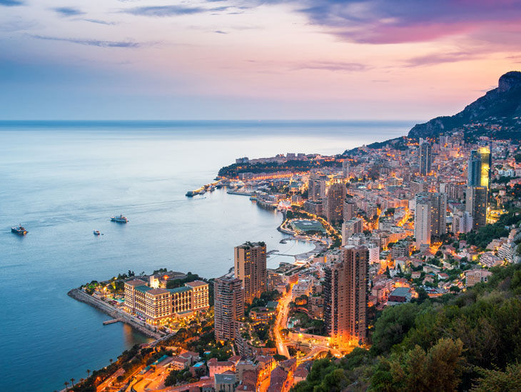 Blick auf die Hochhäuser und den Hafen von Monaco.