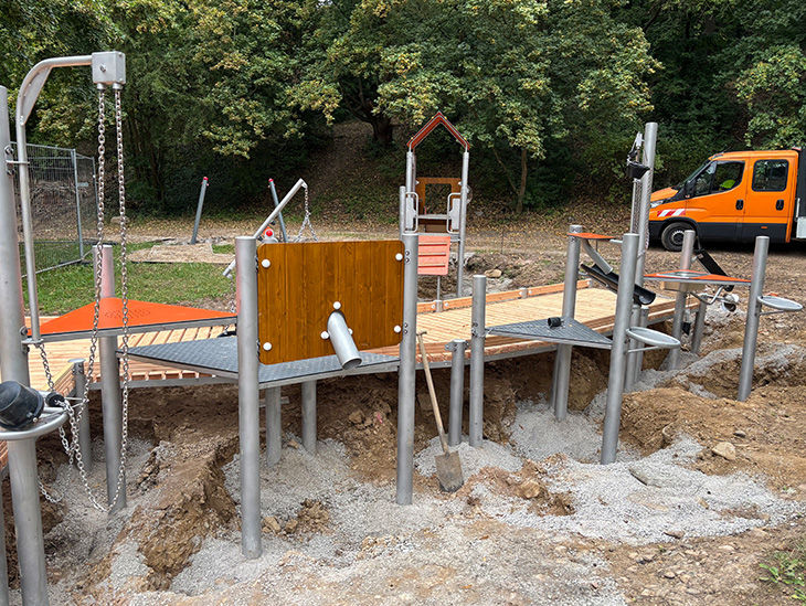 Ein Holzsteg mit Halterungsstangen befindet sich im Bau.