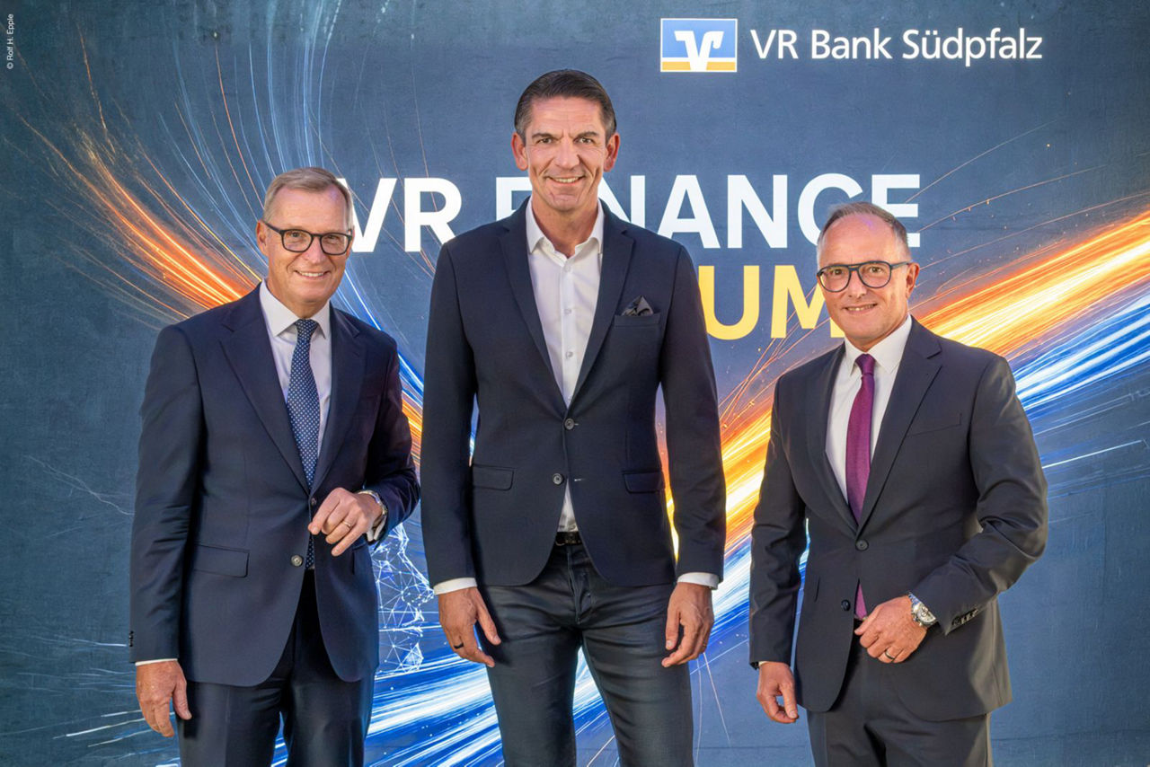 Der Vorstand der VR Bank Südpfalz gemeinsam mit Key-Note Speaker Deniz Aytekin
