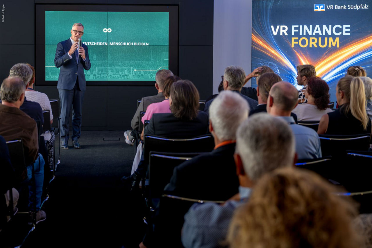 Christoph Ochs bei der Begrüßung zum VR FinanceFORUM vor dem Publikum