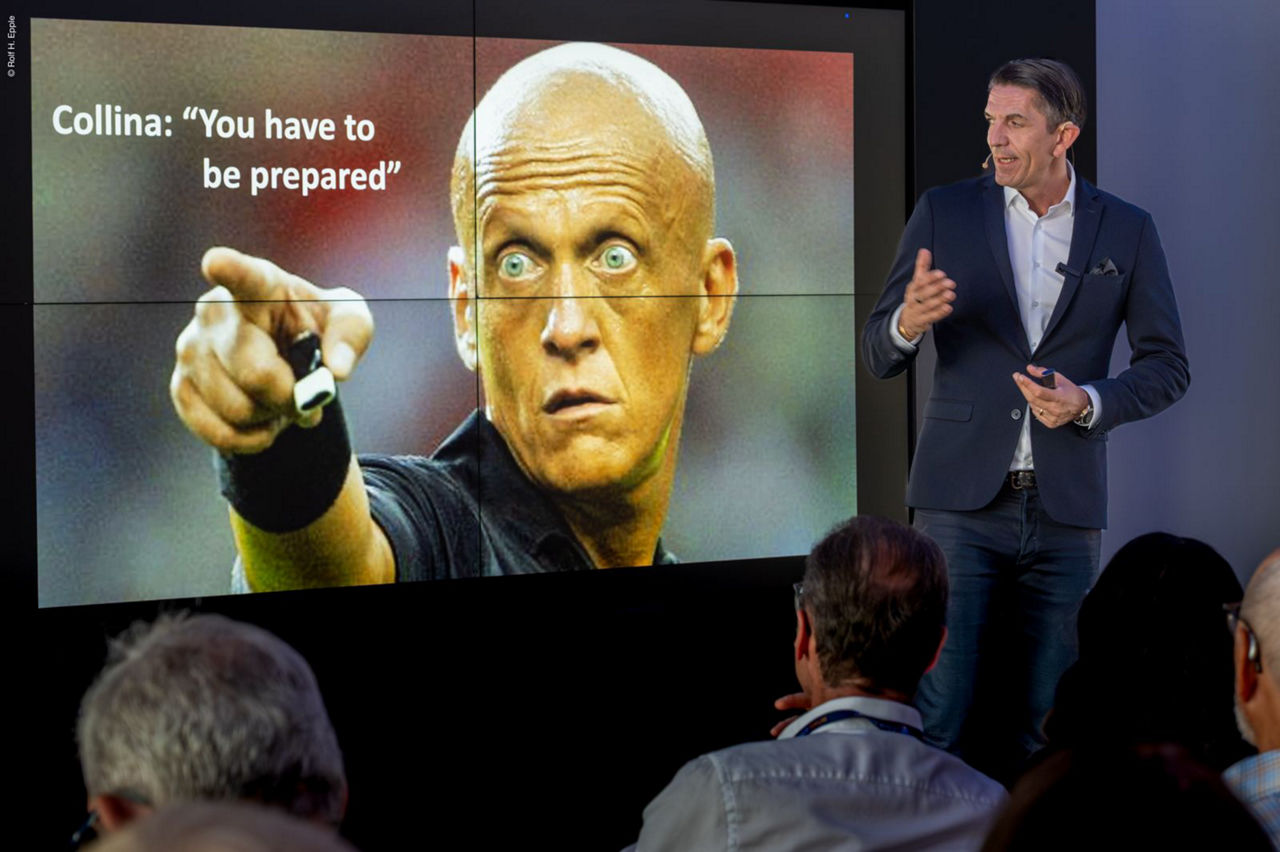 Deniz Aytekin vor einer Folie mit Collina "You have to be prepared"