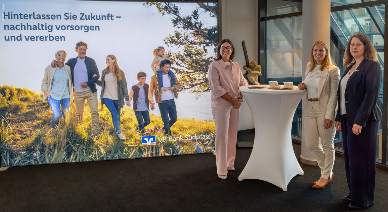 Regina Wentzler, Carolin Kern und Nicole Fauss als Vertreterinnen unserer Generationenberatung beim VR FinanceFORUM 2026