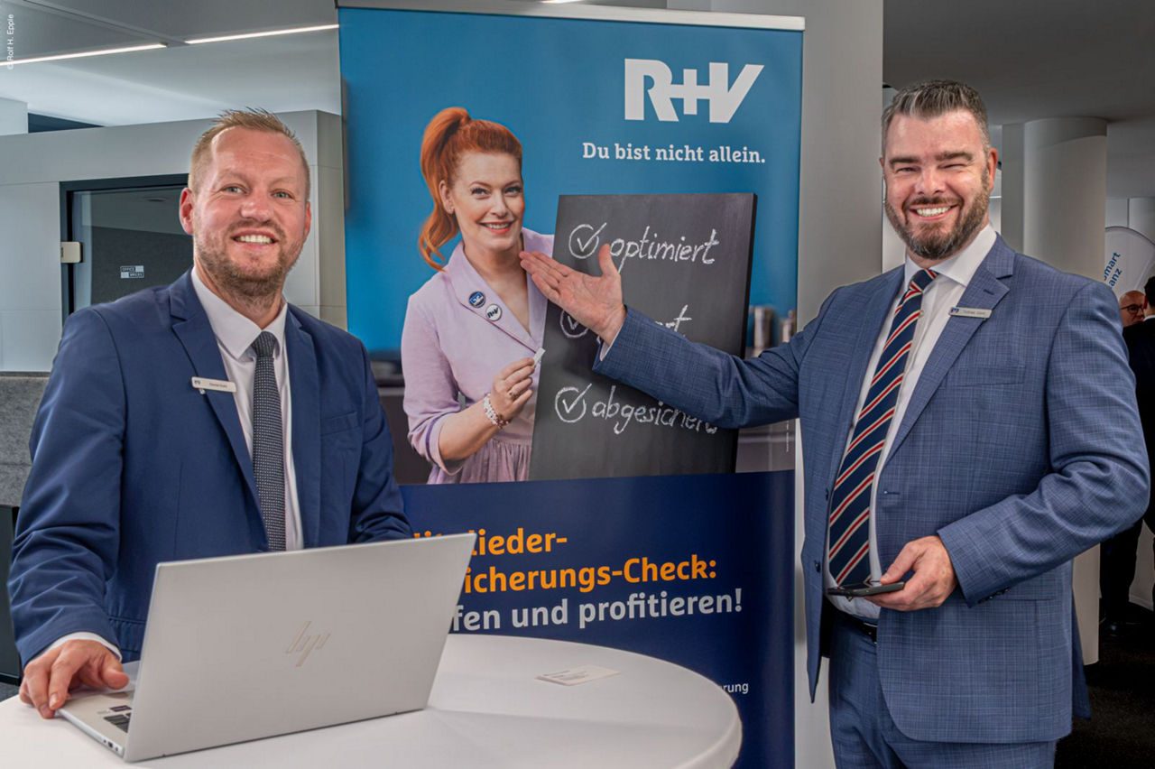 Daniel Kohl und Tobias Job am Stand der R+V