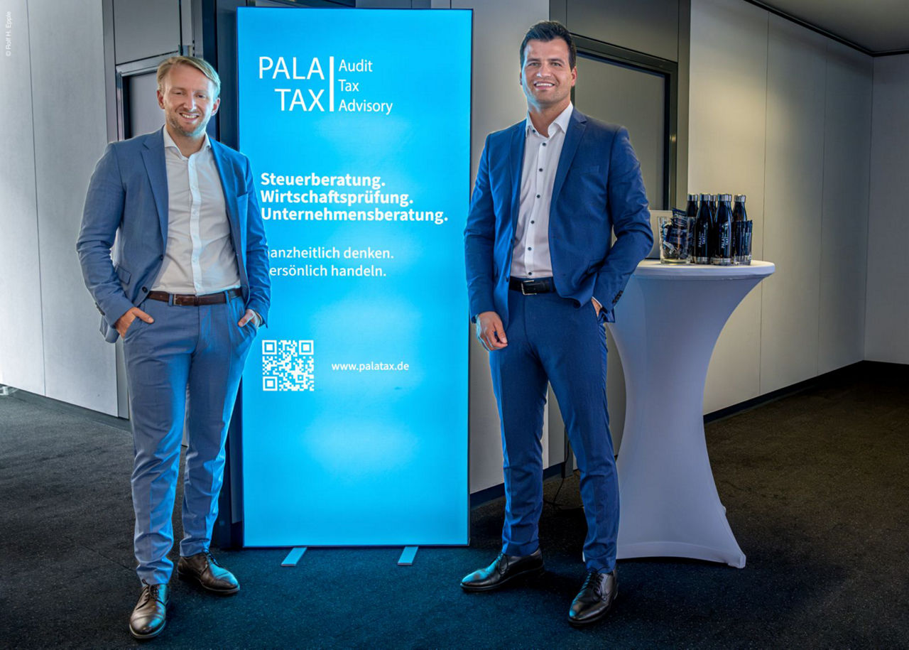 Felix Konrath und Bilo Arnold an ihrem Stand von Palatax beim VR Finance Forum 2026