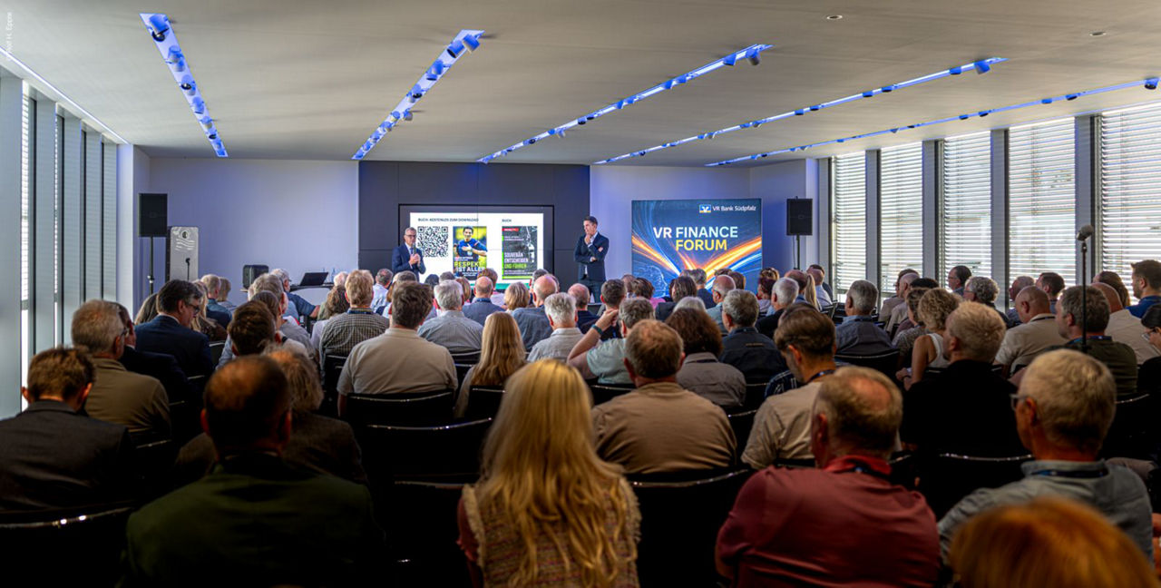 Publikumsbild bei der Begrüßung von Christoph Ochs und der Vorstellung von Deniz Aytekin