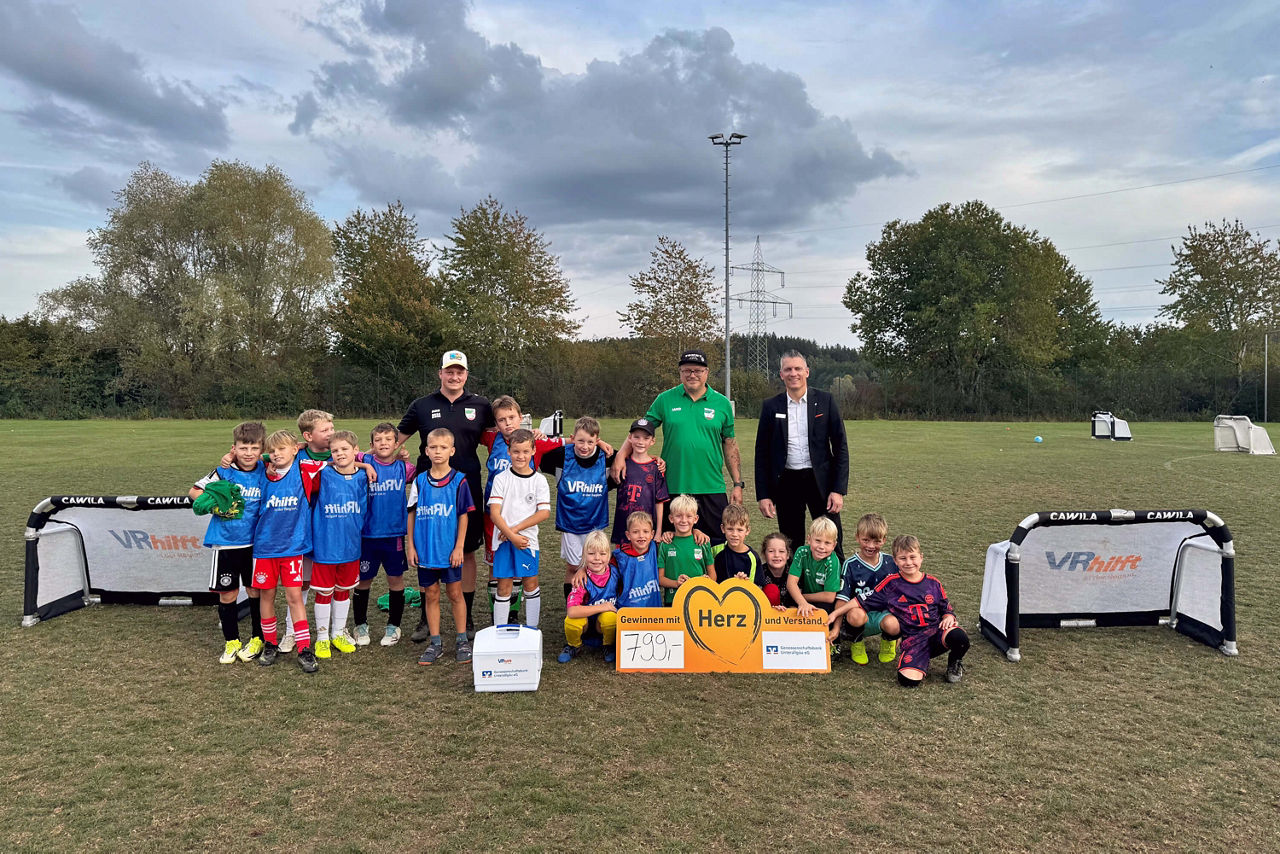 Gruppe von Kindern auf dem Fußballplatz mit Funino Toren
