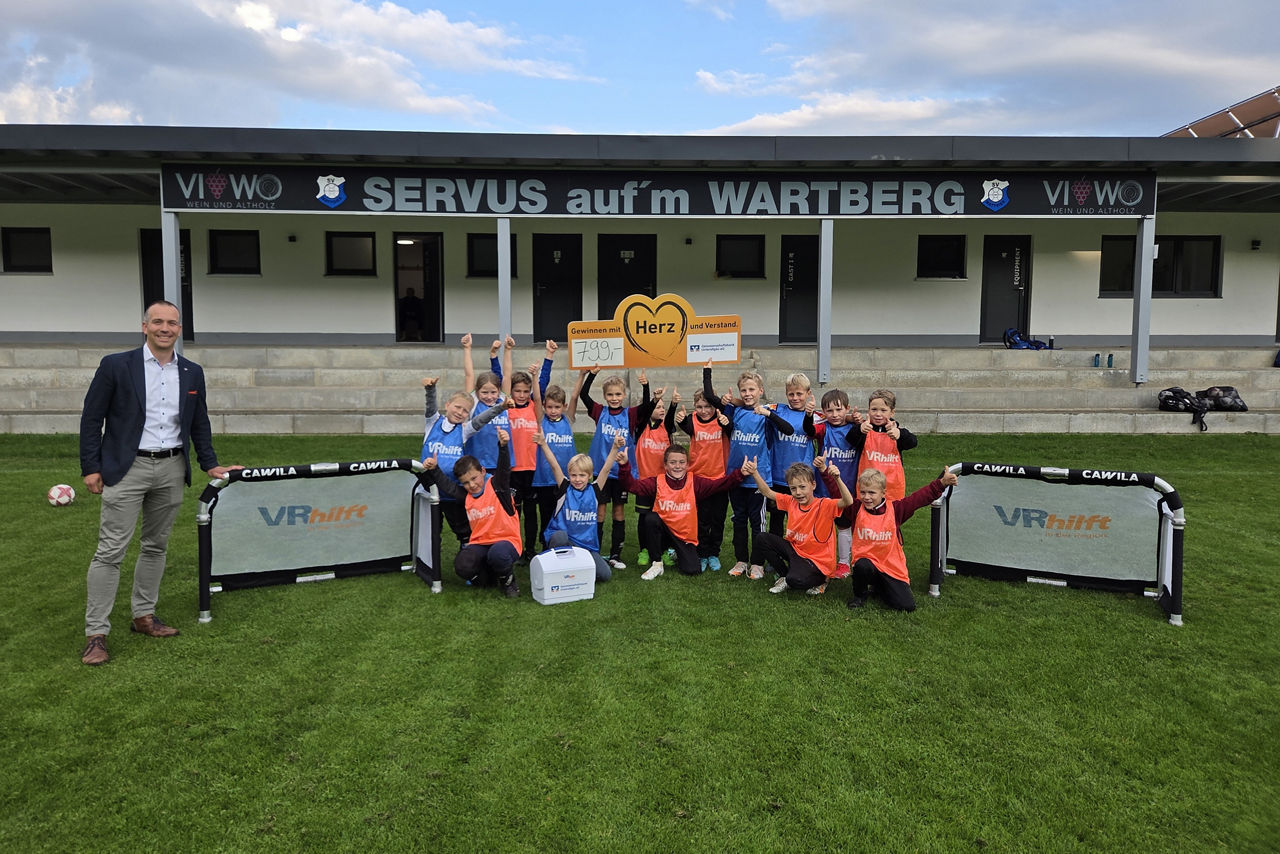 Gruppe von Kindern auf dem Fußballplatz mit Funino Toren