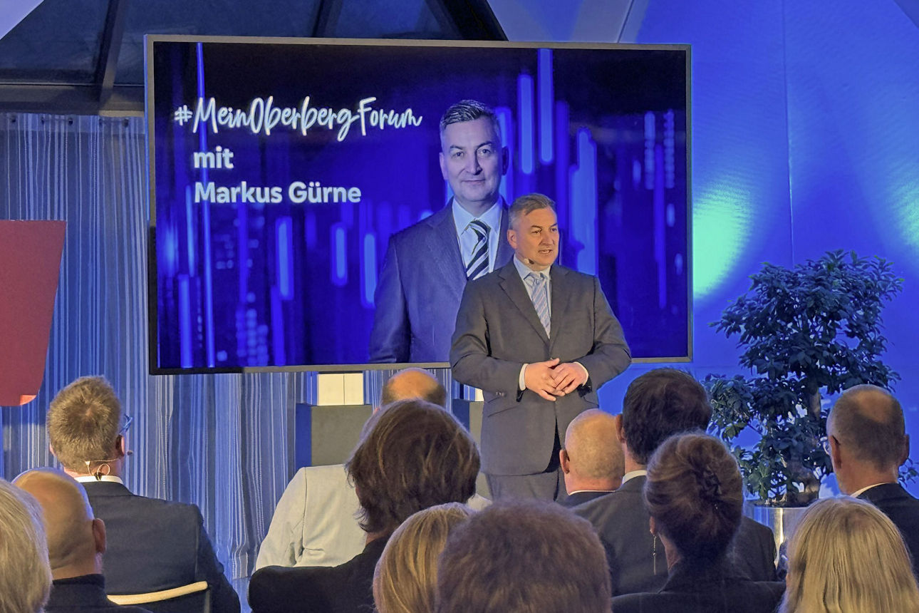 Markus Grüne spricht vor dem Publikum beim #MeinOberbergForum der Volksbank Oberberg in Wiehl.