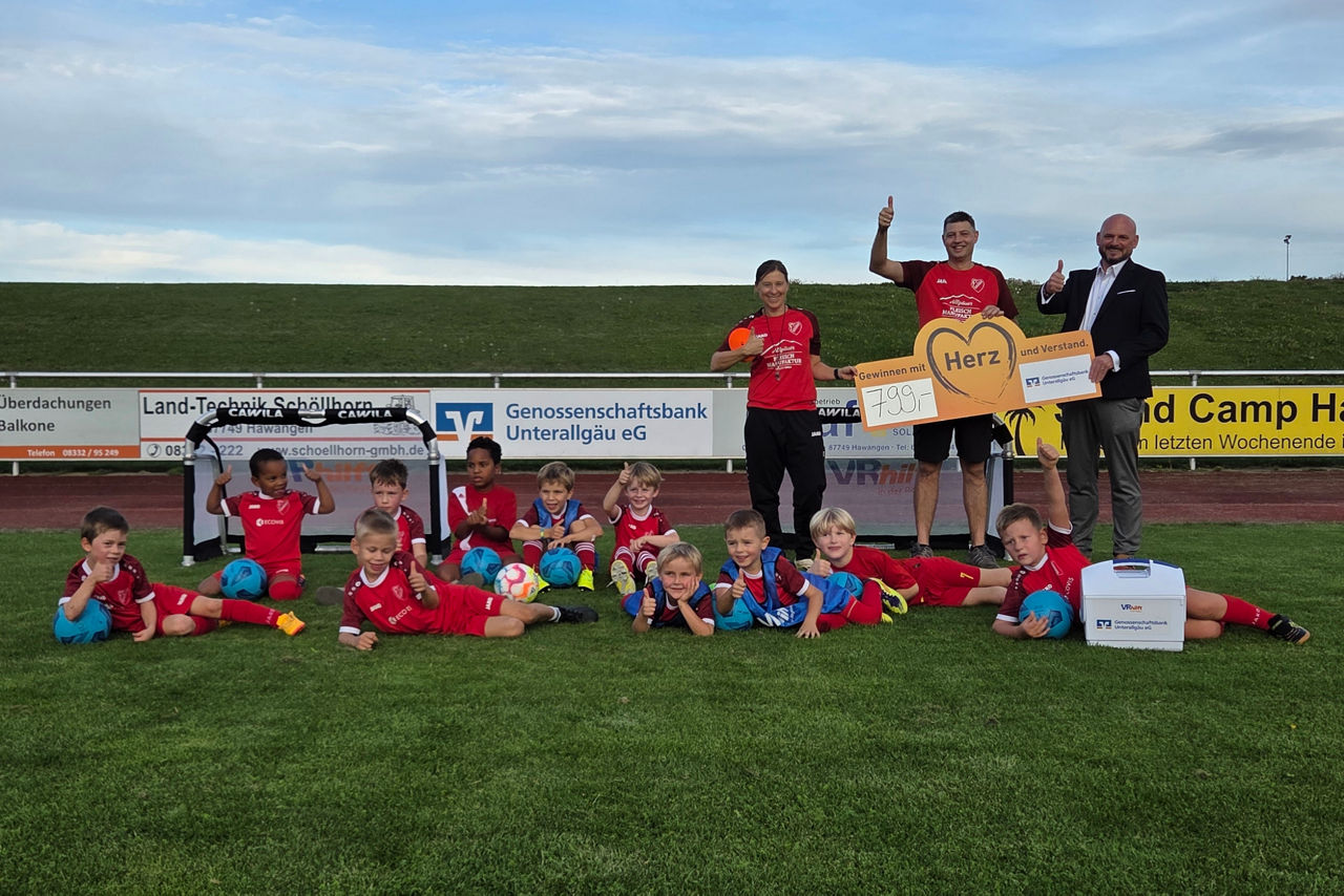 Gruppe von Kindern auf dem Fußballplatz mit Funino Toren