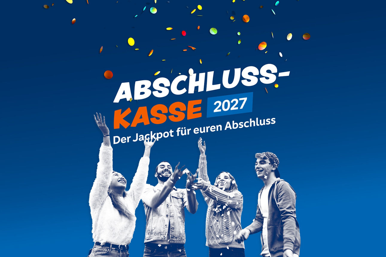 Schülerinnen und Schüler jubeln. Über ihnen steht "Abschlussklasse 2027. Der Jackpot für euren Abschluss."