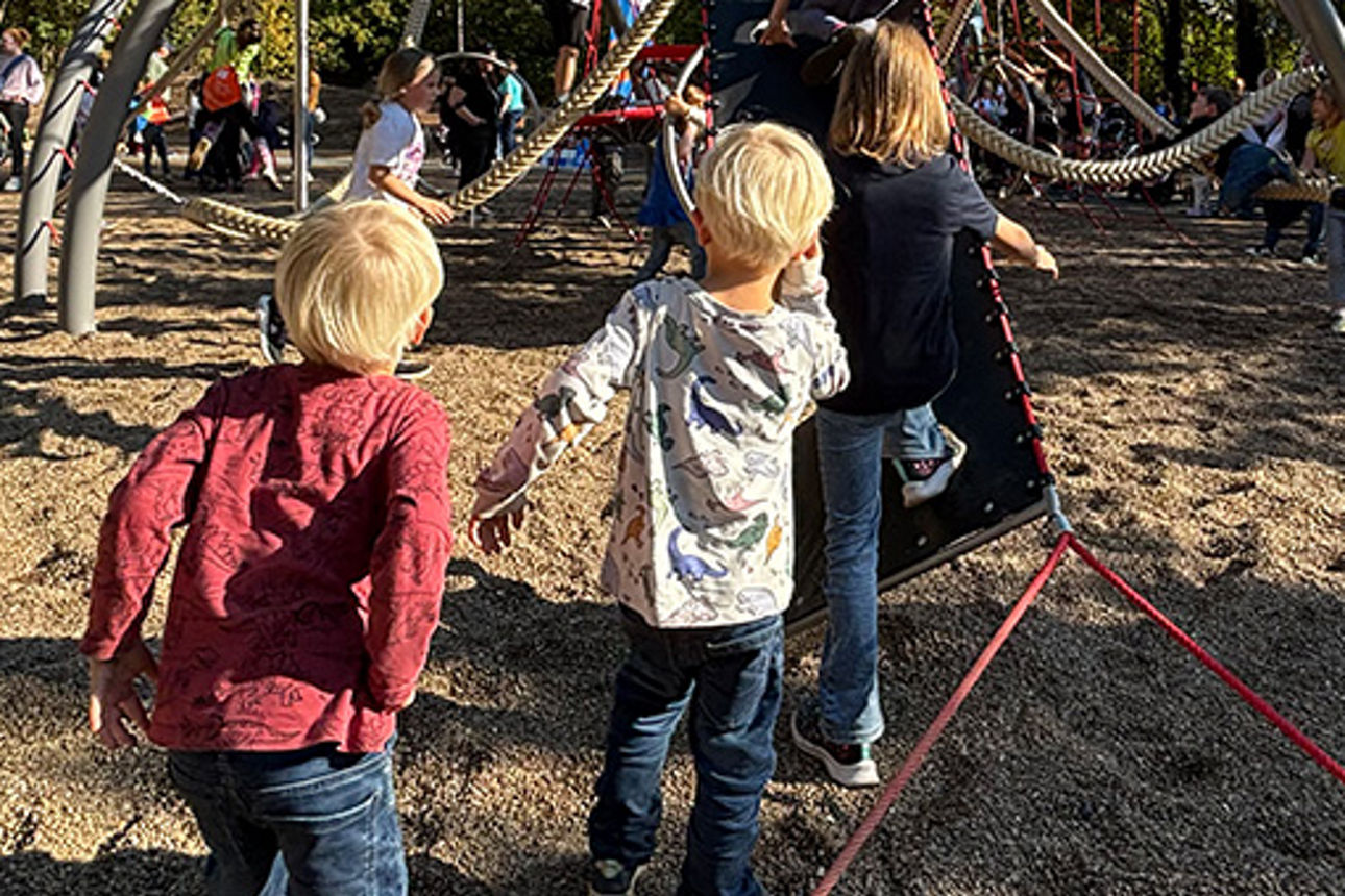 Kinder klettern der Reihe nach auf ein Pantheon